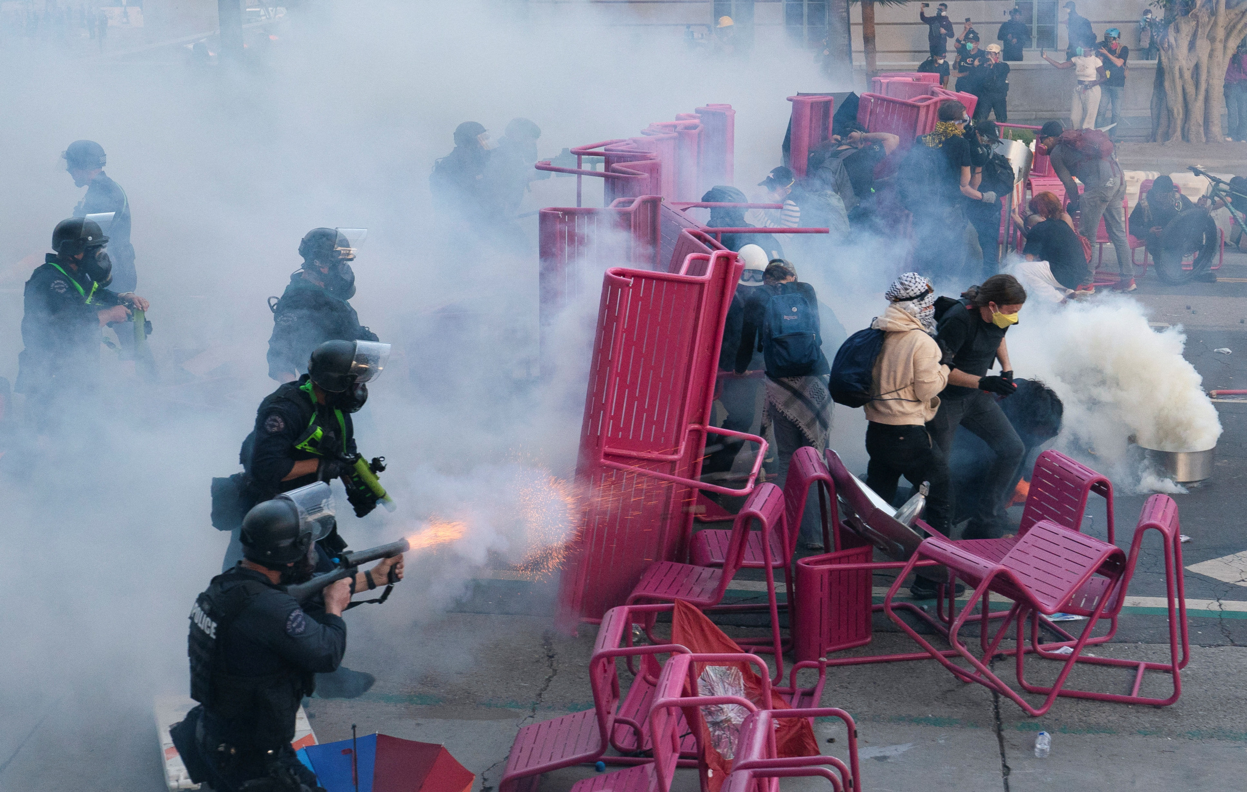 市民晚上别乱跑，否则抓你











洛杉矶要出大事了！全城宵禁，警察