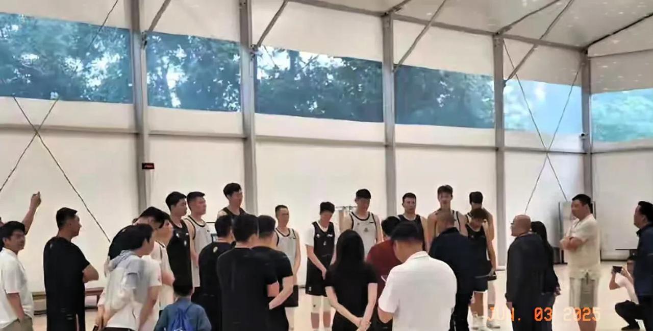 很多球迷说周琦为钱去替四川打球没问题，不应该批评他。恕我直言，当然没问题，俗话说