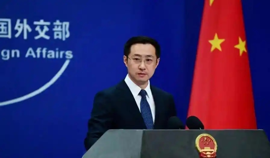 特朗普的嘴脸变得真是比少女心情还快，上一秒还在色厉内荏，下一秒立刻就撒泼耍无赖，