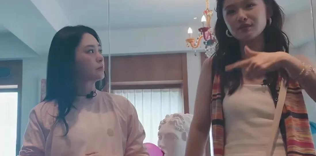 梁田对阿娇说：“我之前看网友说，你可以自己调节体重，就胖着玩，瘦着玩，很快就能瘦
