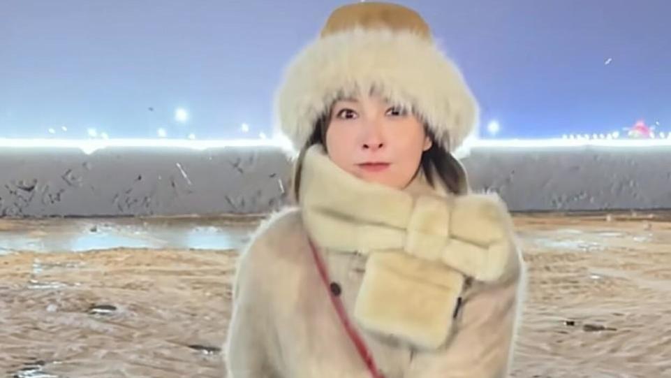 42岁吴昕跳手势舞：毛呢外套+阔腿裤+长靴，时髦高级，越来越美了