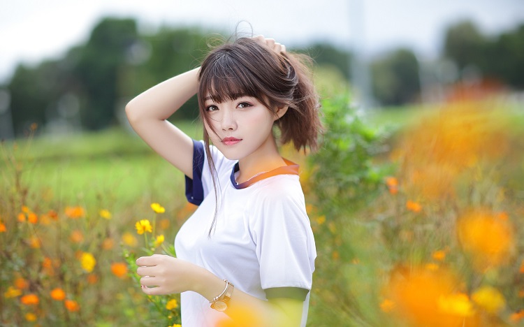 中年女人一旦不爱了，她会变得狠心，再也不允许你靠近，对亲昵的举动格外反感。
不是