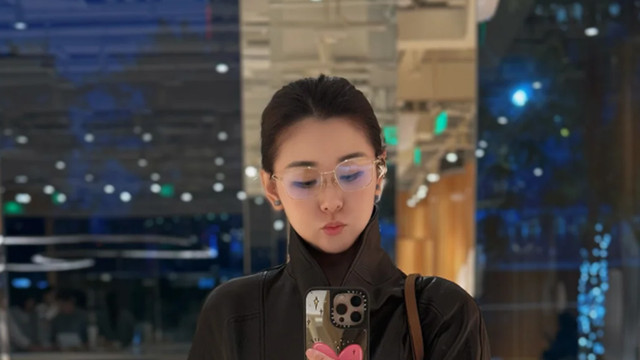 李小萌逛街喝咖啡，40岁皮肤很水灵，本人发的照片与生图有差距