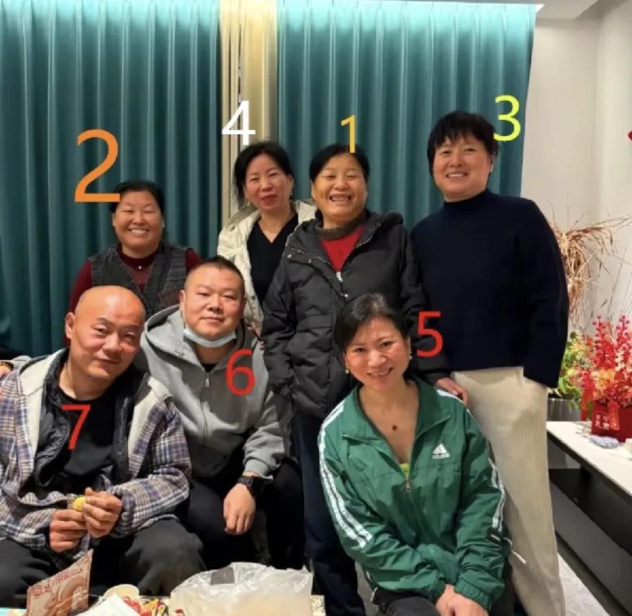 岳云鹏不仅是一位搞笑幽默的小品演员，而且还是一个大孝子。
这张照片拍摄于大年初三