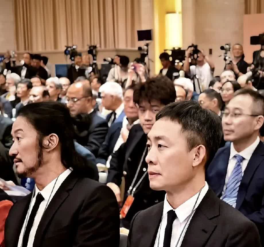 张译！吴京这是啥造型啊?

吴京这是没卸妆就出门了？