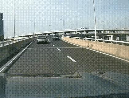 两辆车，明智的选择～～～
左边的想从右边下，右边的想从左边下。为了安全，选择左边