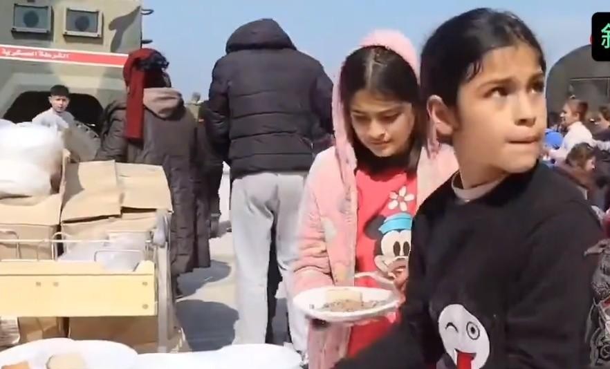 叙利亚平民躲进俄基地避难





数千叙利亚平民逃进俄罗斯基地避难，否则后果不