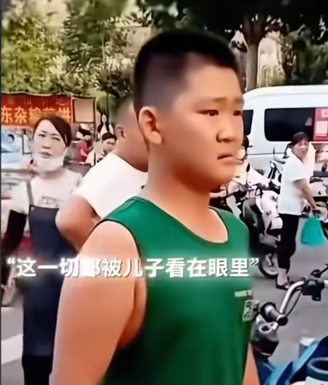 街上俩小吃摊因占摊位起了矛盾，一位摊主母亲遭同行言语羞辱。这一幕被旁边的男孩看得