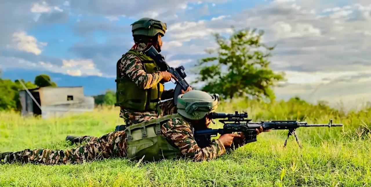 印度士兵与修改了战术配件的svd狙击步枪