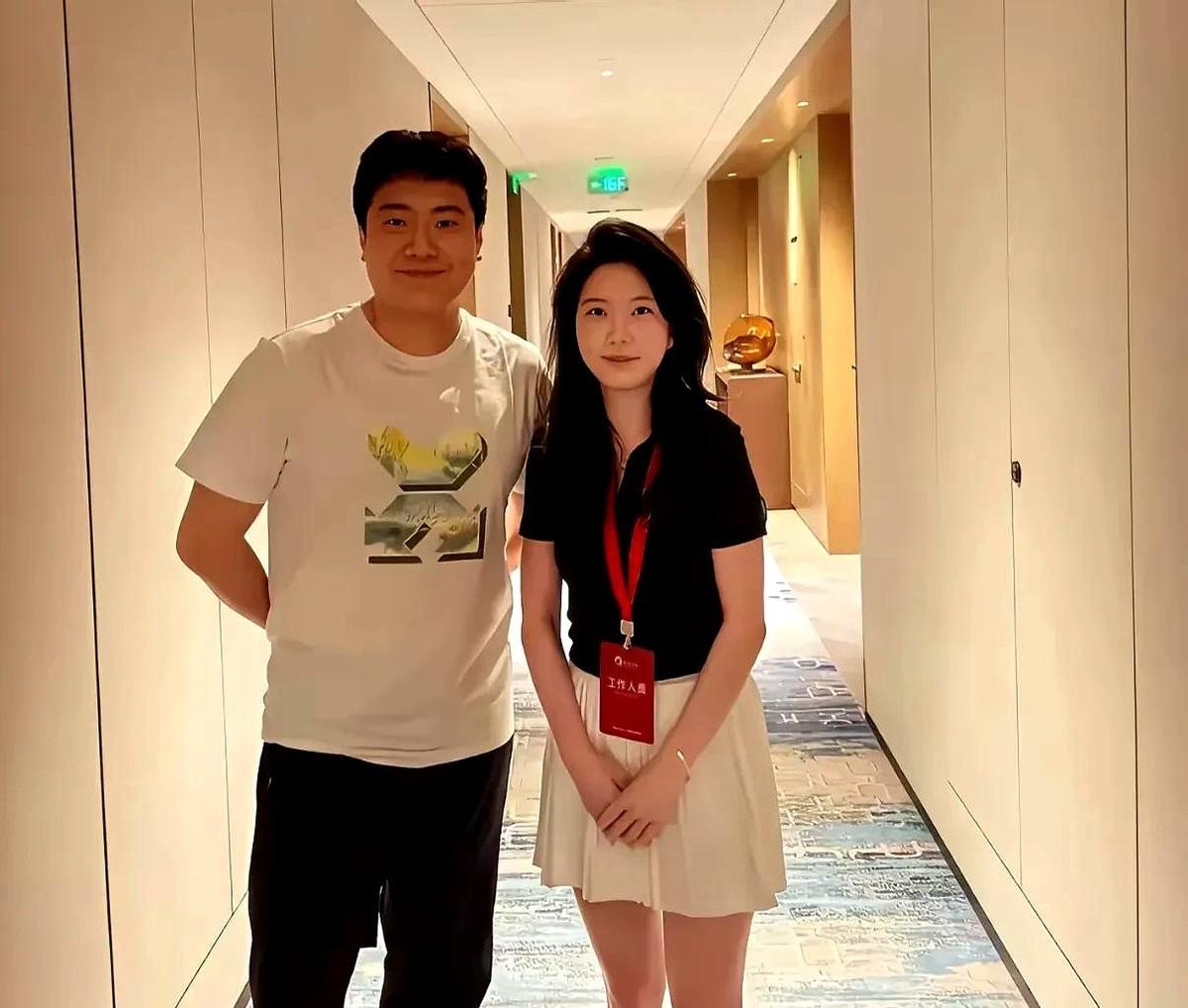 黄友政把胳膊放后面
说到拍照姿势突然想到生活中那些不经意的小细节最能暴露状态你看