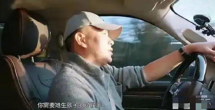 王珂这般评价刘涛：“让她炖鸡，她会炖；让她生孩子，她一年生一个；让她复出，她也干