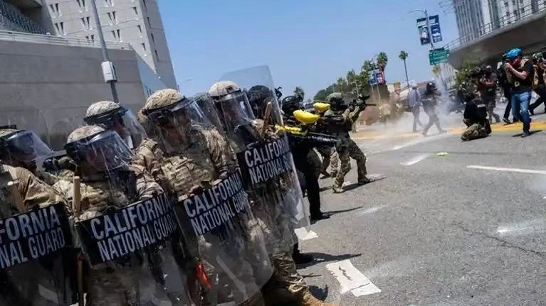 特朗普称，袭击国民警卫队是国内恐怖行为