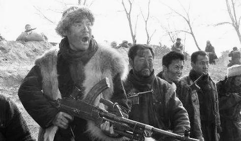 1932年，东北土匪头目骗取日军信任，端掉日军指挥部，绑架英国高官儿媳，要日军赎