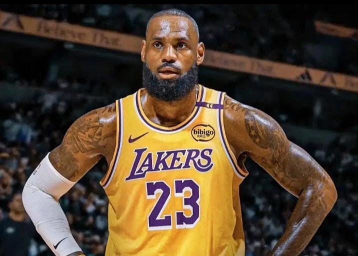 NBA今天凌晨炸出三颗深水炸弹！
老詹可能真要开启退役巡演了！Shams凌晨爆了
