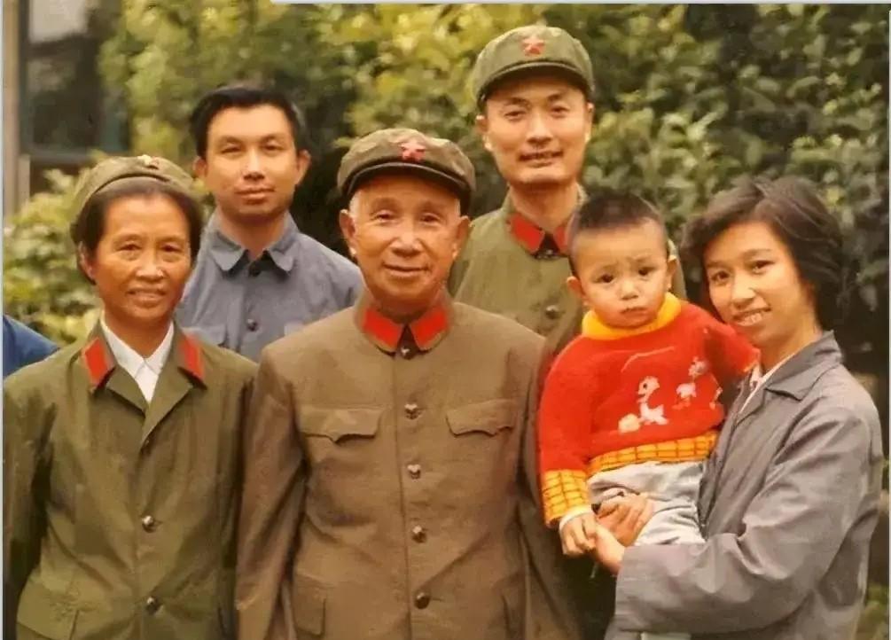 1983年冬，开国大将粟裕与夫人楚青在北京寓所拍摄全家福。76岁的粟裕身着藏青色