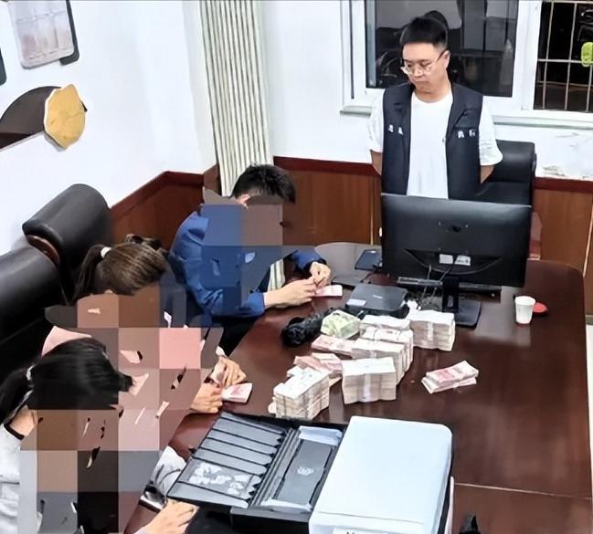 重庆巫山法院执行局那张堆满70万现金的桌子，成了爷孙四人十年心结的终点站。三兄妹