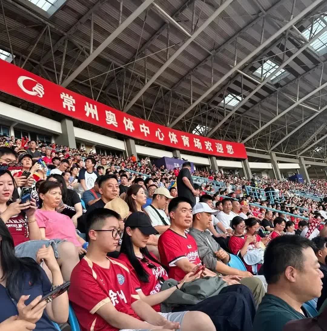 这就是苏超的纯粹之处！

常州队主场，常州队最大赞助商，金主老板，世界500