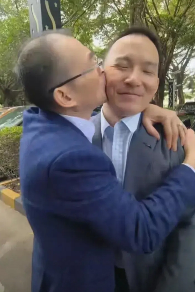 谢爸真得是做了很多孙海洋不敢做的事情：抱着儿子坐自己大腿上，儿子有130斤，镜头