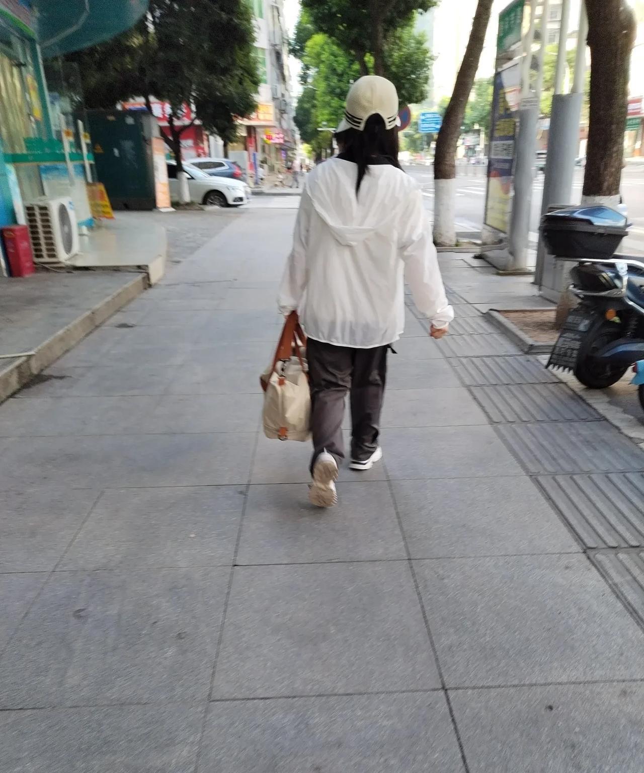 明天出发了，带着萌萌第一次报团游！
        有些激动和期待，也有些担忧。