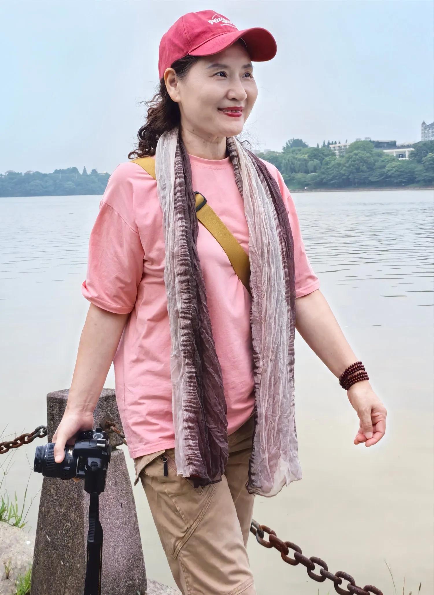 我和老公性格截然不同，结婚40年，却唱出一曲和谐的音符。  



这四十年的光