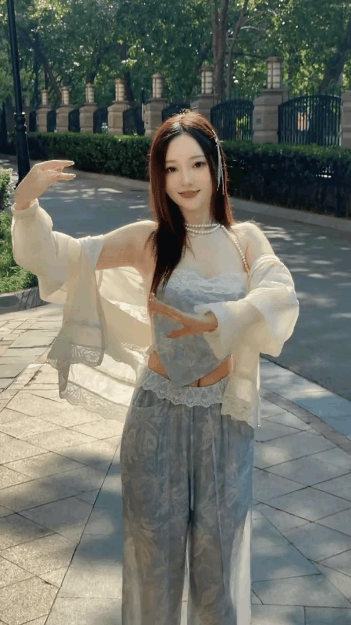 她算不算在内娱混的最惨的女明星[泪奔]