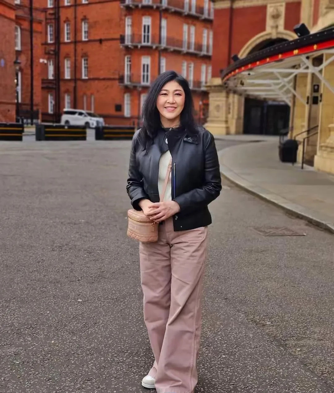 英拉是泰国华裔前总理











天哪，惊天大秘密！泰国前总理英拉，居
