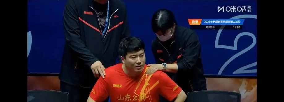 突然发现个很严重的问题，大胖受伤了，魏桥后面的比赛只有周启豪是右手了。
双打的