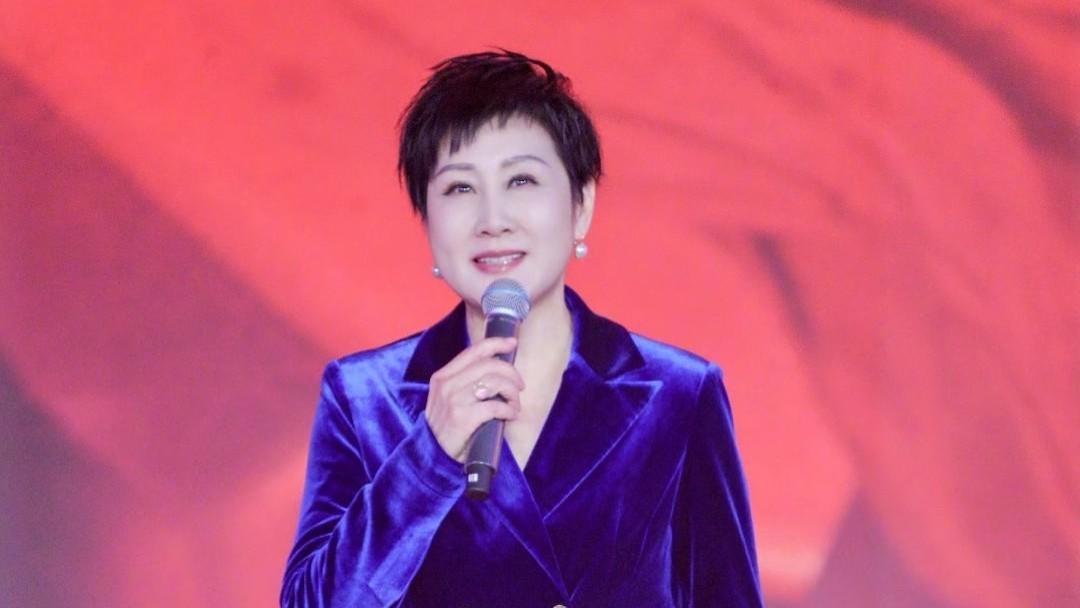 张凯丽的采访，只字未提冯小刚、胡玫，却句句扎他们的心窝子！