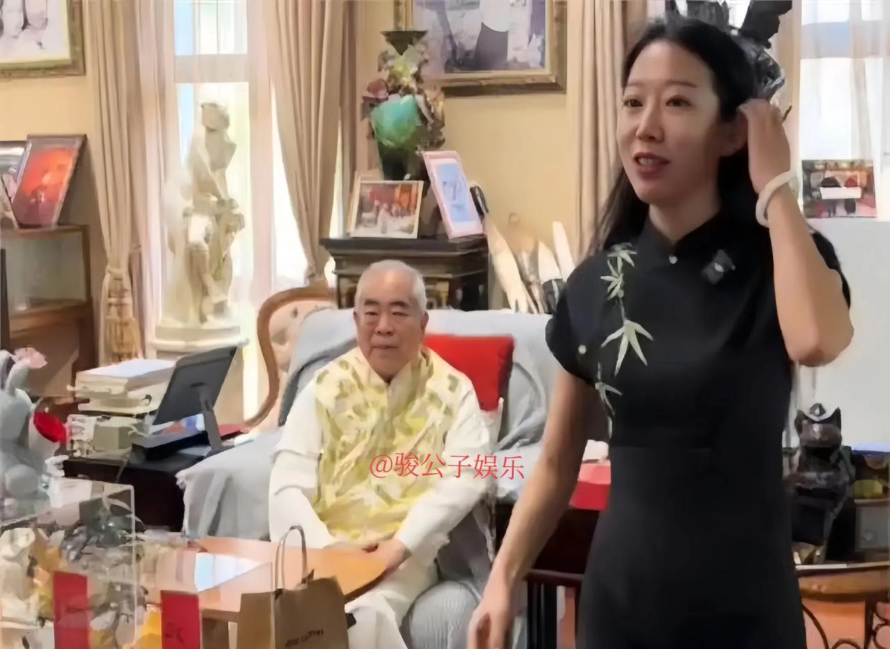 87岁的艺术大师范曾已显老态，而他小50岁的妻子徐萌却风华正茂、光彩照人。这对年
