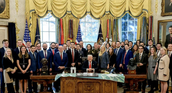 白宫已经基本看不到黑人，全是金发碧眼！

特朗普对白人金发形象的偏爱体现在其团队