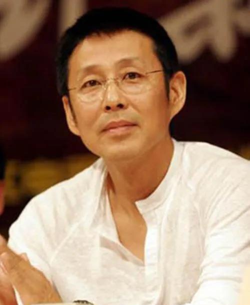 #陈道明为什么在影视界地位那么高#
陈道明在影视圈地位高，不是没道理的。
他演戏