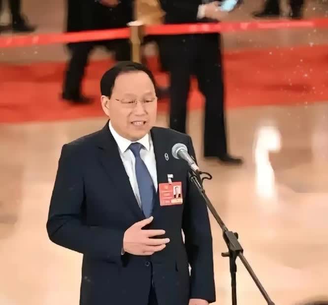 赛力斯以前很困难，重庆也想想办法帮助他们，但也没什么太好的办法。
工厂的设备实