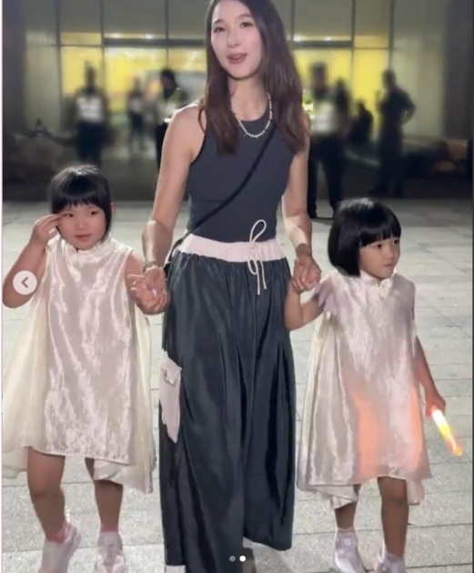 终于遗传到妈妈的良好基因！
王祖蓝于2015年与李亚男结婚，婚后二人育有两个宝贝