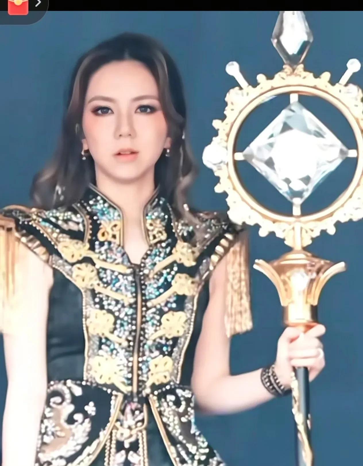 当《摩天动物园》的旋律响起，邓紫棋化身的“大狮子”从舞台深处走来，那股冲击力简直