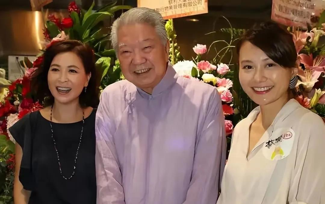 蔡澜离世，他这一生无儿无女，却能潇洒精彩的过完自己一生。
人家从年轻时便选择不生