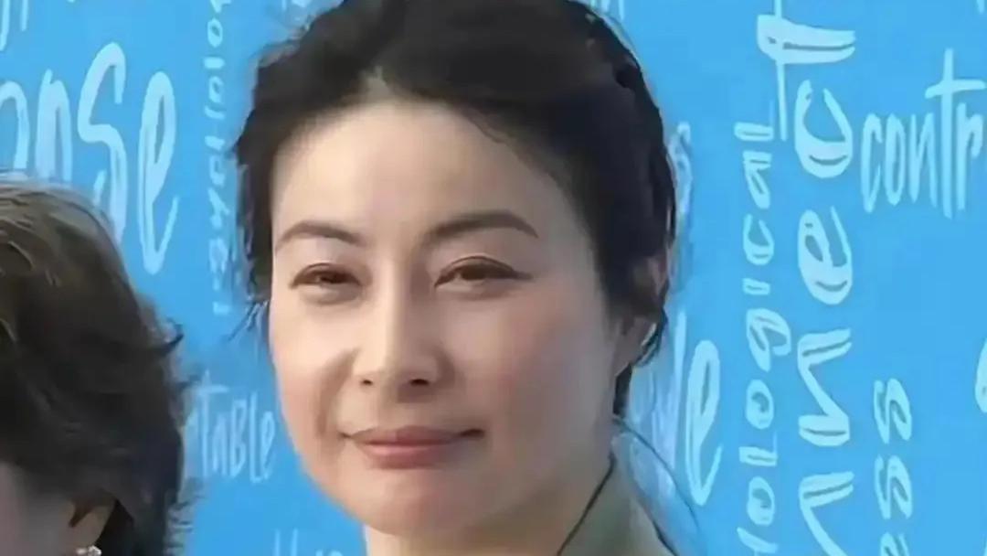 43岁郭晶晶出席活动好接地气，戴平价发圈仍气质出众，上台发言气场很强大