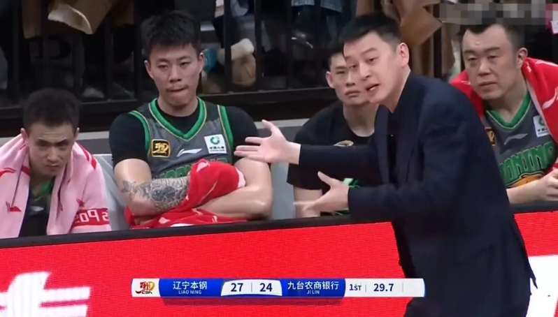 辽宁本钢主帅杨鸣真是一位特别负责任的好教练！在今天进行的辽宁本钢和吉林九台农商银