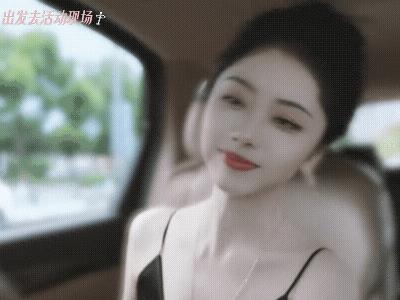 谁能顶的住这水灵灵的歪头杀啊！
谭松韵打扮妥当坐在车里，出发去直播现场！
全身雪