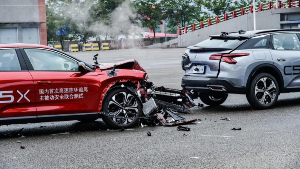 外观A+的车撞成废铁，普通车却毫发无损？原来安全好坏在这几点不起眼设计