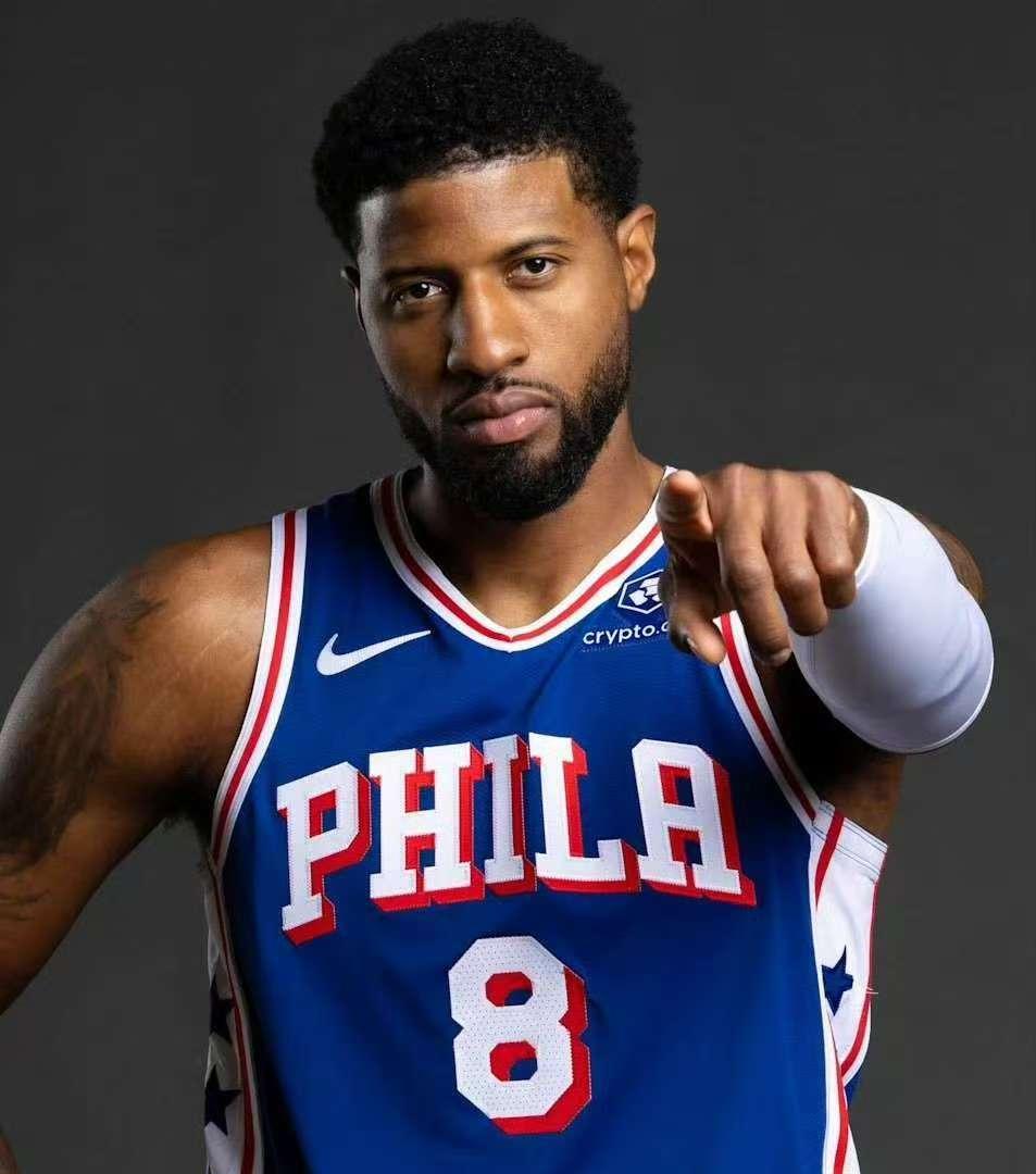 大帝请来的救兵？乔治：心疼恩比德带伤坚持训练。
NBA季后赛即将进入收官阶段，仅