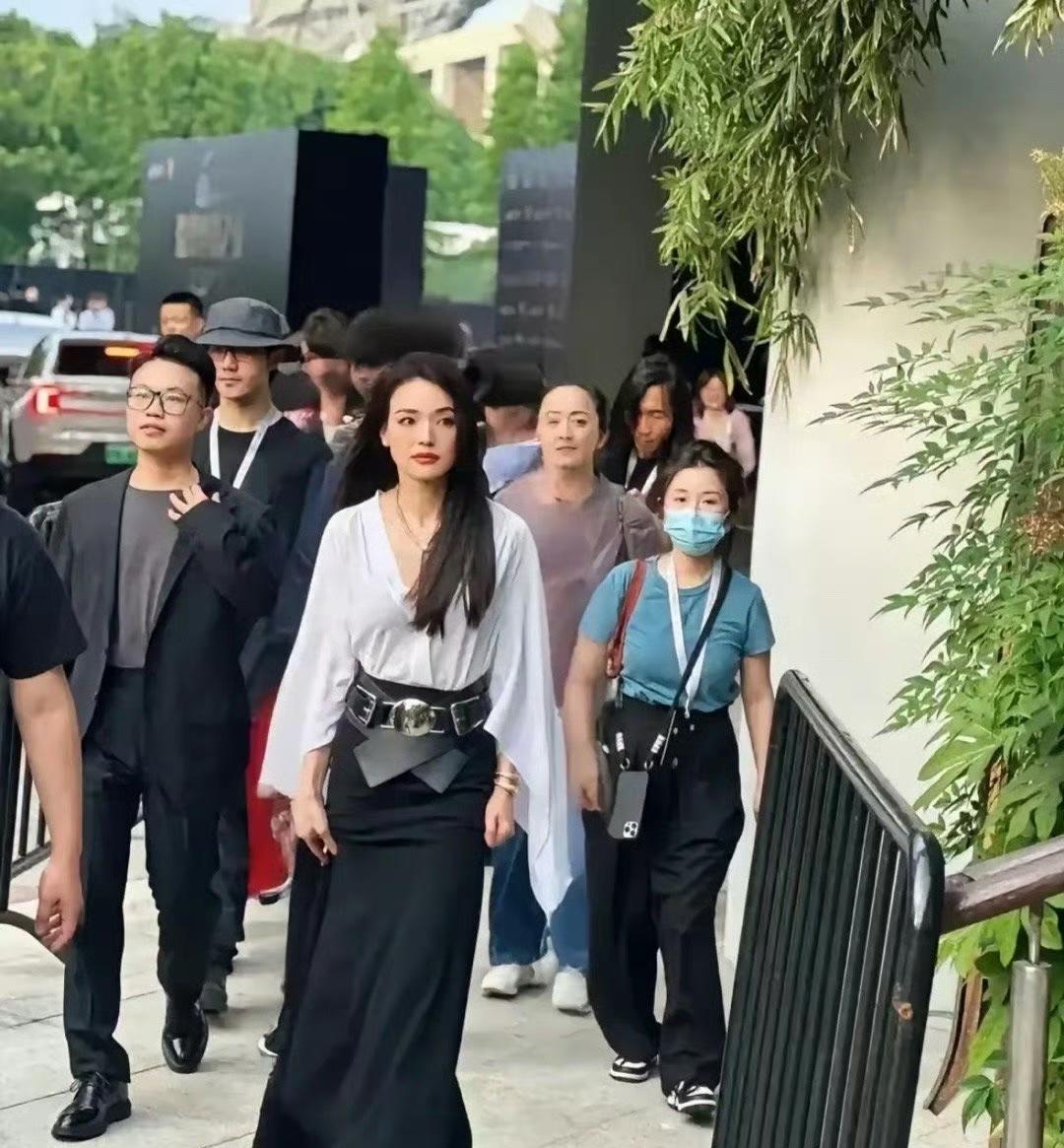 舒淇的气场和美艳无人能及，她一出现的明星气场太强大