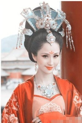 潘玉儿长相实在是貌美，尤其是她那一双美足，更是让人欲罢不能。
 
狱卒们长时间在