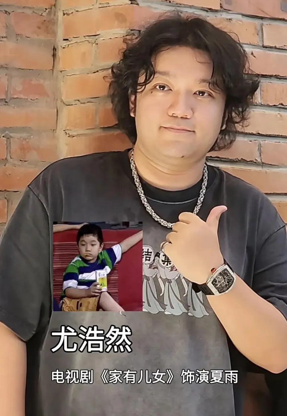 如果不是网友提醒，真的没有看出来，这个是曾经和张一山、杨紫一起拍《家有儿女》的小