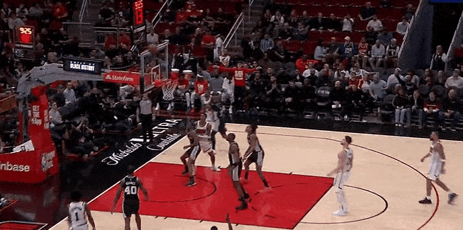 厉害啊！阿门居然把三分练出来了！
在今天NBA常规赛火箭对阵马刺的第三节比赛中，