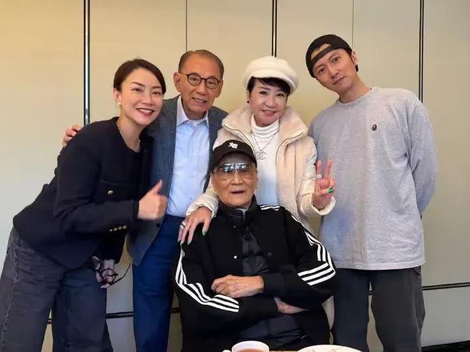 谢霆锋，排面太大了。
44岁的谢霆锋，冲上热搜，这一次，不是因为2个儿子，而是时