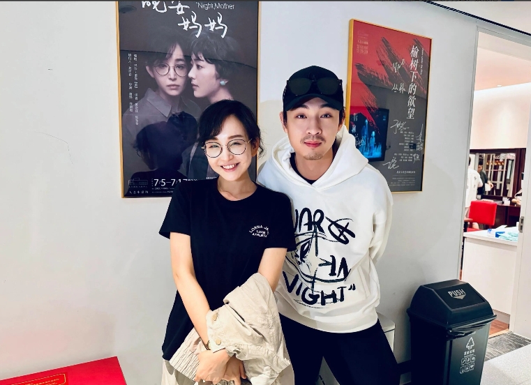 秦霄贤又没刮胡子，去人艺看话剧也是主打一个放松！秦霄贤说：“这剧后劲真的太大了，
