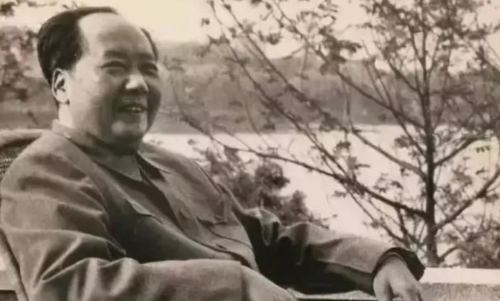 毛主席的霸气果然名不虚传，开国大典前夕，周总理问毛主席：“礼炮应当鸣几响呢？”毛