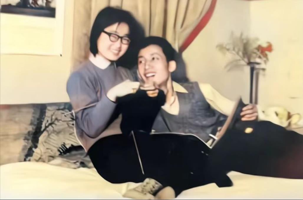 1976年，乌鲁木齐，29岁的易中天与妻子，李华在家中留下了这张罕见合影，年轻时