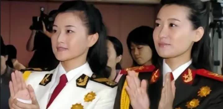 宋祖英与谭晶的一张留影，两位都是女高音歌唱家而且神似姐妹