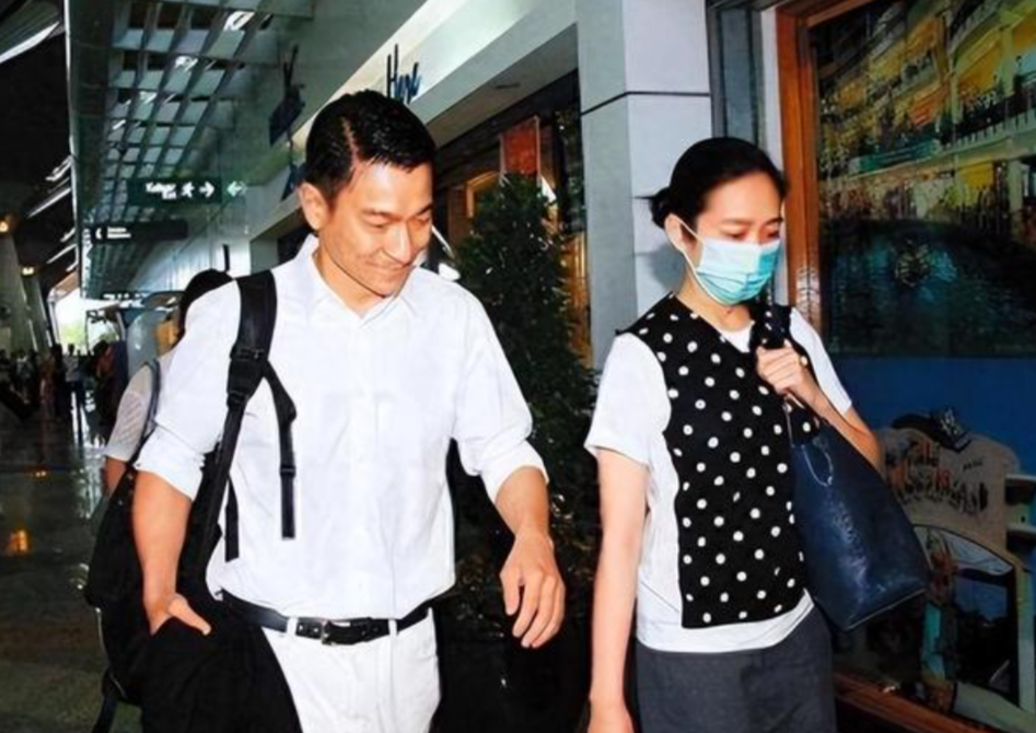 鲁豫采访刘德华问道：“你放着这么多女明星不娶，为何娶了一个女粉丝！”
刘德华笑着